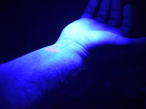 ręka ludzka w świetle niebieskim