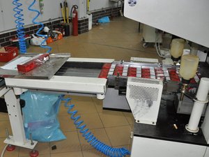 maszyna do produkcji papierosów z paczkami papierosów