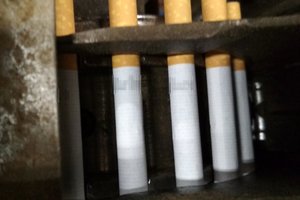 Zlikwidowana fabryka nielegalnych papierosów - funkcjonariusze i maszyny wraz z surowcami do produkcji papierosów
