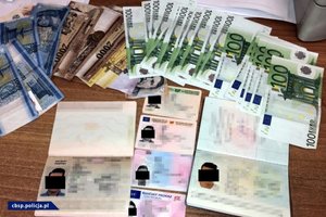 Policjanci CBŚP i zatrzymany oraz zabezpieczone dokumenty i pieniądze