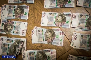 Policjanci CBŚP prowadzą zatrzymanego, a także pokazane przejęte przedmioty