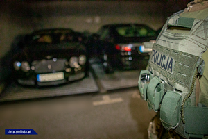 policjant CBŚP i zabezpieczony pojazd