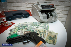 broń, liczarka i pieniądze