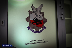 drzwi z logiem CBŚP i napisem &quot;Zarząd w Katowicach Centralnego Biura Śledczego Policji&quot;