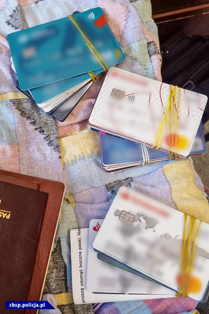 kart bankowe i paszporty