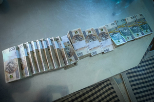 Pliki banknotów o nominale 200 i 100 PLN.
