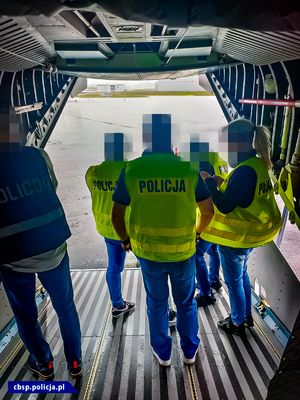 policjanci w samolocie