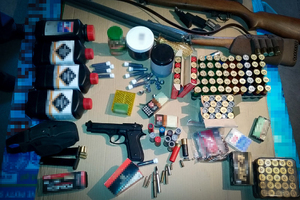 amunicja i broń leżące na stole