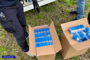 Policjanci i funkcjonariusze KAS rozładowują kontenery z papierosami