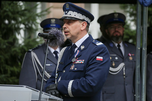 Zastępca komendanta głównego Policji podczas przemówienia.