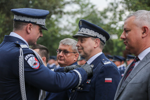Komendant CBŚP wręcza medal Zastępcy komendanta głównego Policji.