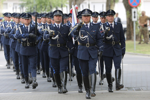 Maszerujący funkcjonariusze Kompanii Reprezentacyjnej Policji.