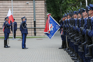 Zastępca komendanta głównego policji oddaje honor sztandarowi CBŚP. Obok Kompania Reprezentacyjna Policji.