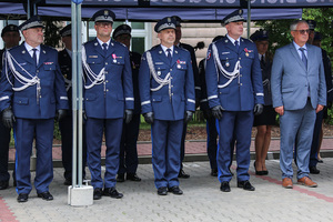 Zastępca komendanta głównego Policji, wraz z komendantem CBŚP i innymi zaproszonymi gośćmi.