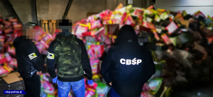 funkcjonariusze i przejęte papierosy