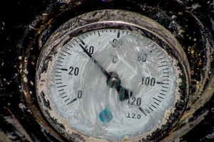 Termometr wychylny, wskazujący temperaturę około 40 stopni.