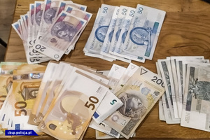 Banknoty o nominale 20, 50, 100, 200 PLN oraz 50 EUR leżące na blacie stołu.