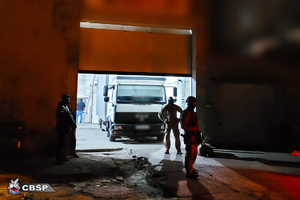 policjanci w trakcie działań i przejęty sprzęt
