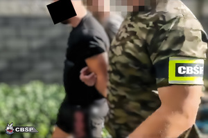 policjanci w trakcie realizacji i przejęte przedmioty