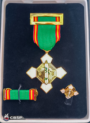 policjant CBŚP wyróżniony medalem