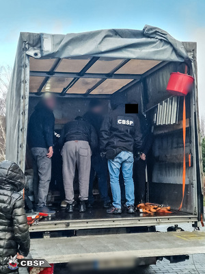Policjanci CBŚP w naczepie pojazdu ciężarowego.
