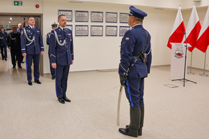 Dowódca uroczystości składa meldunek komendantowi głównemu Policji.