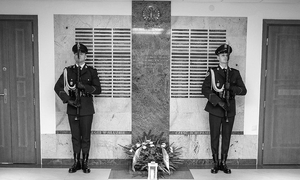 policjanci pod tablicą poległych