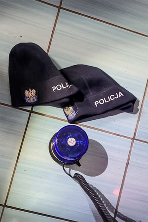 policjanci w trakcie realizacji i przejęte przedmioty