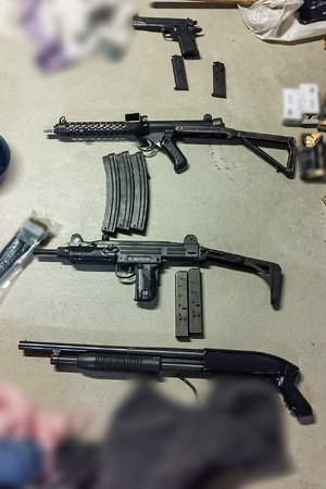 przejęte rzeczy i policjanci w trakcie działań