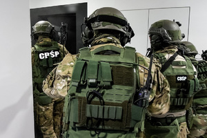przejęte rzeczy i policjanci w trakcie działań