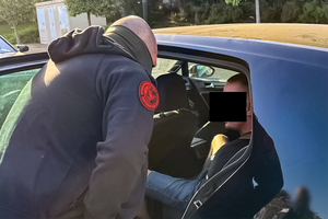 policjanci zatrzymują osobę
