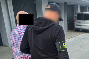 policjanci prowadzą osoby