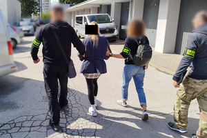 policjanci prowadzą osoby