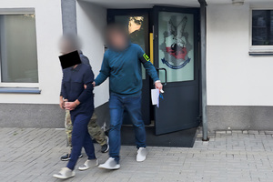 policjanci prowadzą osoby