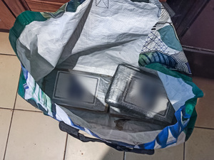 przejęte substancje i policjanci prowadzą osobę