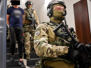 przejęte substancje i policjanci prowadzą osobę