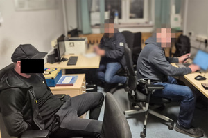 policjanci i osoby zatrzymane