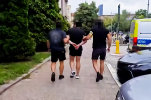 policjanci i osoby zatrzymane