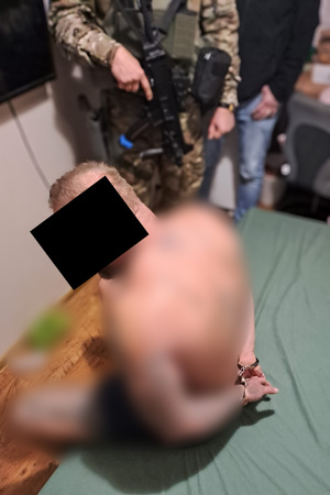 policjanci i osoby zatrzymane