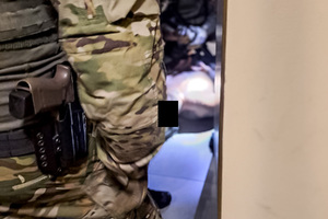 policjanci i osoby zatrzymane