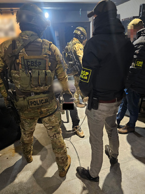 policjanci i osoby zatrzymane
