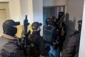 funkcjonariusze w trakcie działań