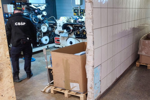 Funkcjonariusze i przejęte towary