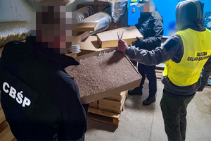 Funkcjonariusze i przejęte towary