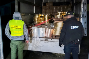 Funkcjonariusze i przejęte towary