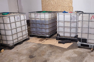 Funkcjonariusze i przejęte towary