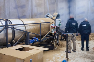 Funkcjonariusze i przejęte towary