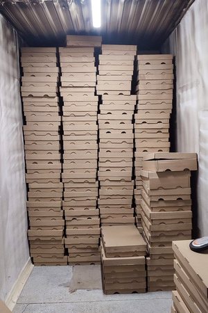 Funkcjonariusze i przejęte towary