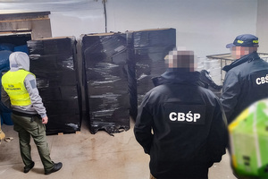 Funkcjonariusze i przejęte towary