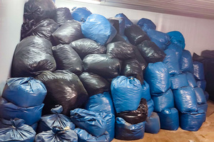 Funkcjonariusze i przejęte towary